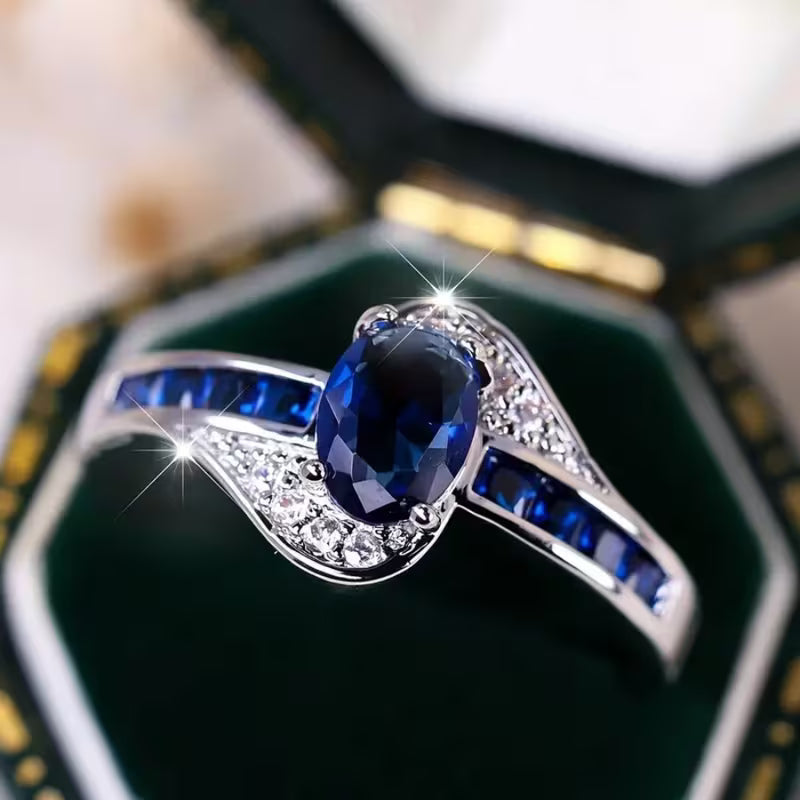 Safir Flow Ring | Hvitt Gull